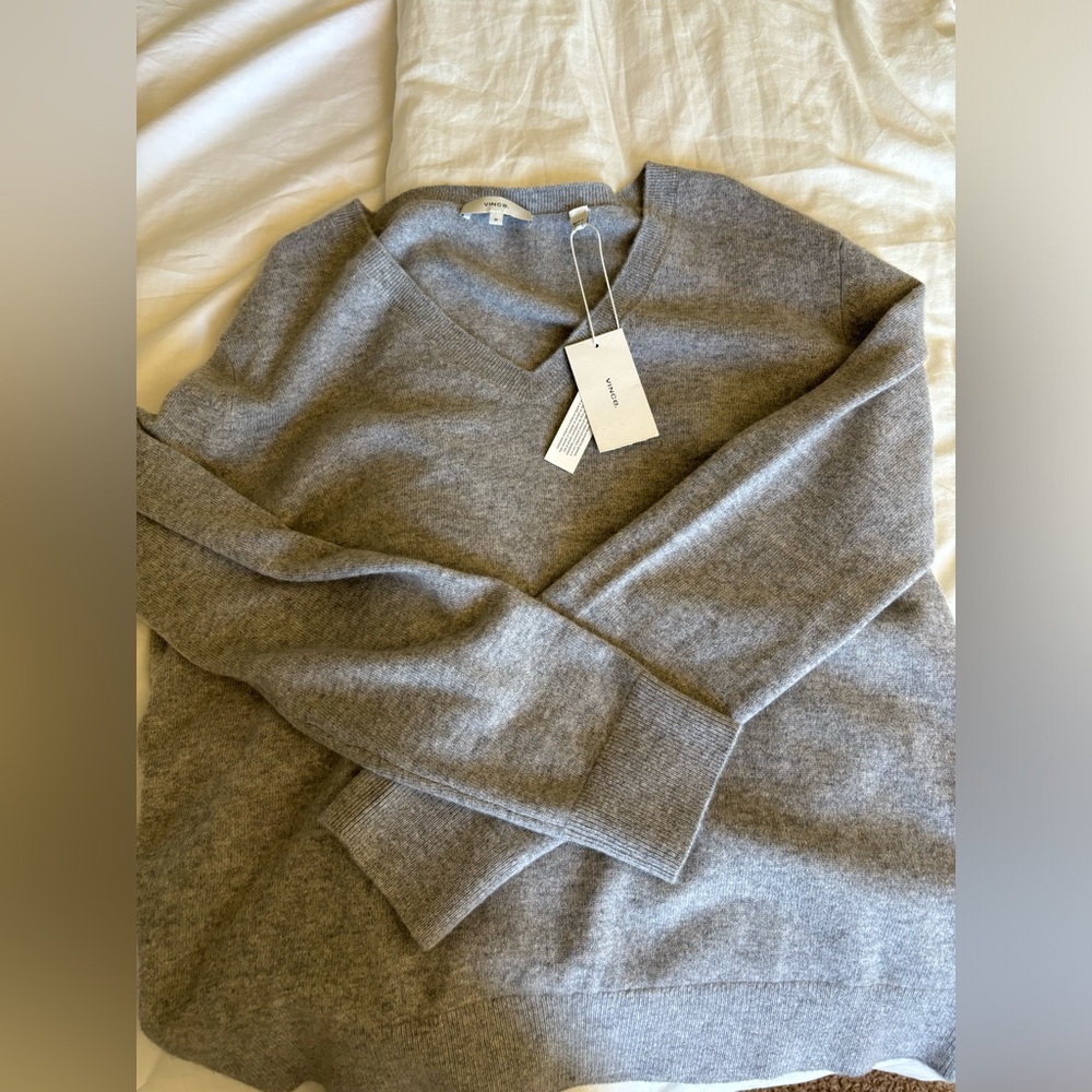 Vince Weekend V-Neck Cashmere Sweater M $325